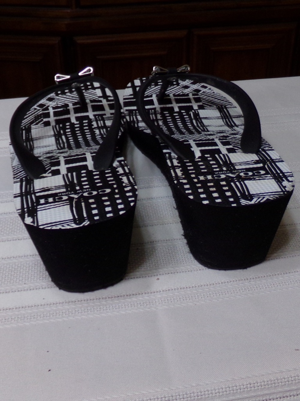 NWOB Coach New York Geometric Graphic Print Thong Bow Wedge Sandal Blk/Wh SzUS 7 - Picture 5 of 14